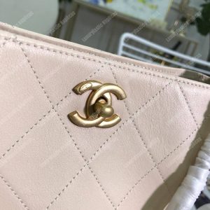 Chanel Hobo Handbag White - Image 6