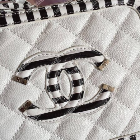 Chanel Small Vanity Case White - Image 4