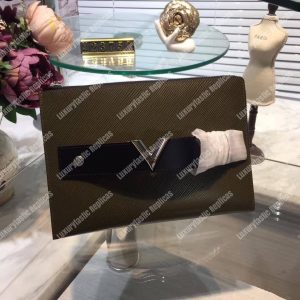 LV Pochette Essential V - Image 8