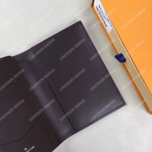 LV Passport Cover Utah Leather Marron - Image 5