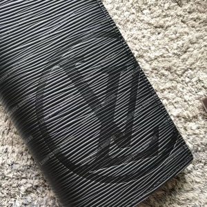 LV Circle signature Brazza Wallet Epi Leather Noir - Image 7