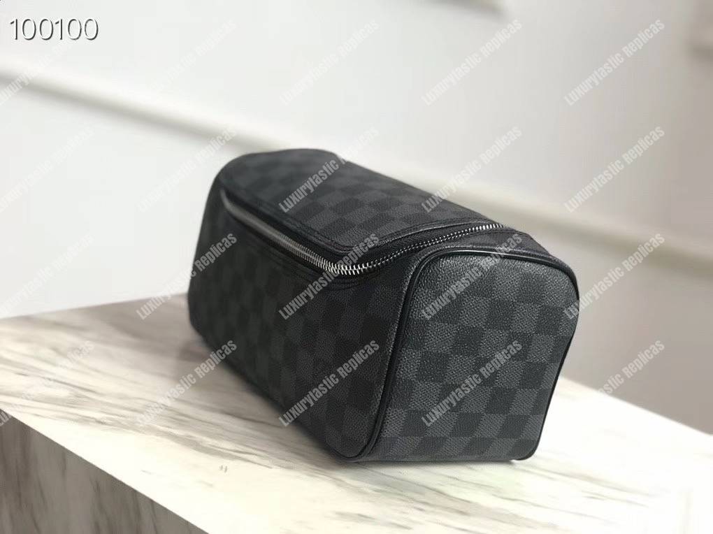 Louis Vuitton Damier Graphite Hanging Toiletry Kit N41419 Men's Pouch  Damier Graphite BF334004 for sale at auction from 9th April to 11th April