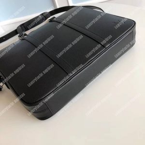 LV Porte-Documents Voyage PM Taiga Leather Noir - Image 3