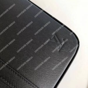 LV Porte-Documents Voyage PM Taiga Leather Noir - Image 5