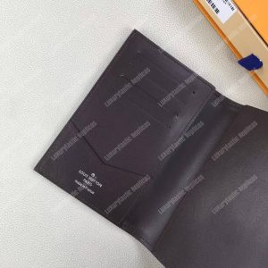 LV Passport Cover Utah Leather Marron - Image 8