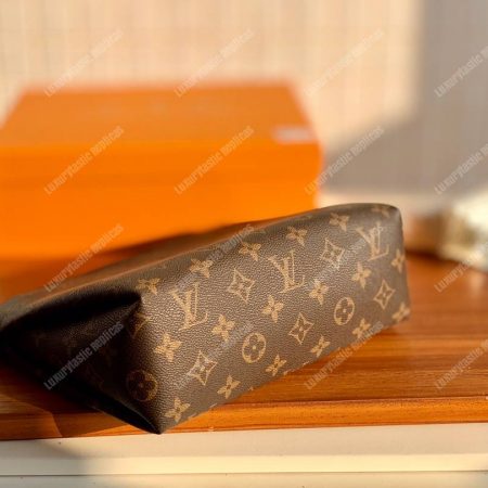 LV Pallas Beauty Case Black - Image 4