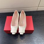 ROGER VIVIER CITY PUMPS LEATHER OFF-WHITE RVW6183