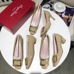 ROGER VIVIER TROMPETTE METAL BUCKLE PUMPS BEIGE RVW40015